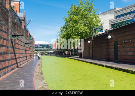 Canale che attraversa Brindley Place nel centro di Birmingham, Regno Unito Foto Stock