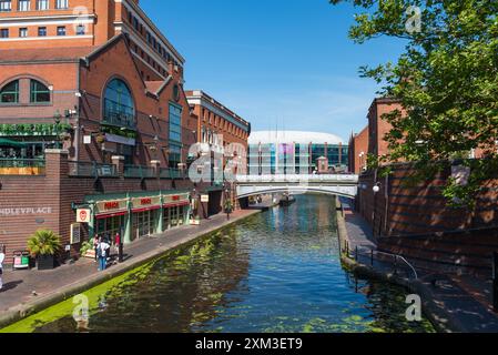 Canale che attraversa Brindley Place nel centro di Birmingham, Regno Unito Foto Stock