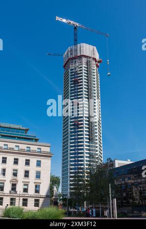 La costruzione continua dell'Octagon, un blocco residenziale ottagonale a 49 piani nel centro di Birmingham. L'edificio più alto di Birmingham Foto Stock