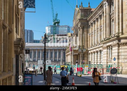 Vista lungo Colmore Row a Birmingham verso il municipio in Victoria Square Foto Stock