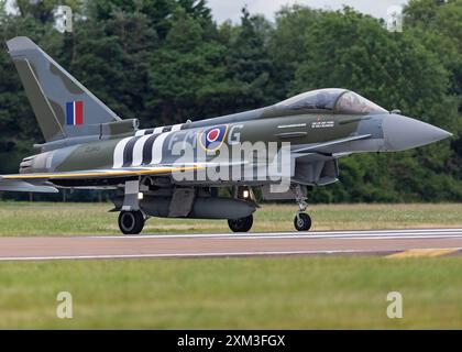 Royal Air Force Eurofighter Typhoon display Team, durante il Royal International Air Tattoo 2024 presso RAF Fairford, Cirencester, Regno Unito, 20 luglio 2024 Foto Stock