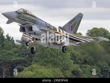 Royal Air Force Eurofighter Typhoon display Team, durante il Royal International Air Tattoo 2024 presso RAF Fairford, Cirencester, Regno Unito, 20 luglio 2024 Foto Stock