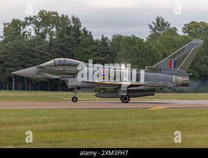 Royal Air Force Eurofighter Typhoon display Team, durante il Royal International Air Tattoo 2024 presso RAF Fairford, Cirencester, Regno Unito, 20 luglio 2024 Foto Stock