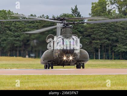 Royal Air Force Chinook Role Demo Team, The Royal International Air Tattoo 2024 presso RAF Fairford, Cirencester, Regno Unito, 20 luglio 2024 Foto Stock