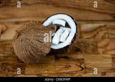Polpa secca di copra e corde di fibre di cocco Cocos nucifera Foto Stock