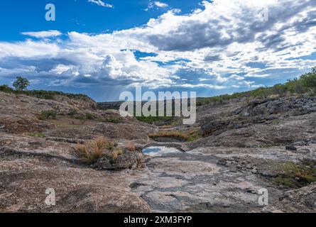 Paesaggio montano sulle rive del fiume Ugab, Kunene, Namibia Foto Stock