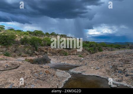 Paesaggio montano sulle rive del fiume Ugab, Kunene, Namibia Foto Stock