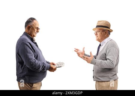 Pensionati maschi che parlano e contano soldi isolati su sfondo bianco Foto Stock