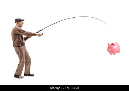 Uomo anziano che cattura un salvadanaio con una canna da pesca isolata su sfondo bianco Foto Stock