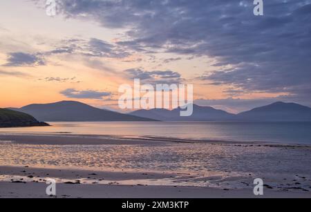Splendidi colori da un tramonto delicato sul mare calmo di South Harris, Isola di Harris, Scozia. Foto Stock