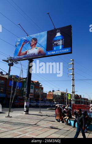 El alto, BOLIVIA; 25 luglio 2024: Un cartellone che mostra l'atleta boliviano Héctor Garibay Flores che beve Powerade a la Ceja, El alto. Garibay è un corridore di lunga distanza, soprattutto la maratona; ha concluso 36° nella maratona ai Campionati mondiali di atletica leggera del 2022. Nel febbraio 2023 corse 2:07:44 alla Maratona di Siviglia, stabilendo un nuovo record boliviano. Quel tempo lo qualificò per partecipare alla maratona ai Giochi olimpici estivi di Parigi del 2024 per la Bolivia, attualmente è l'atleta boliviano di più alto profilo. Foto Stock