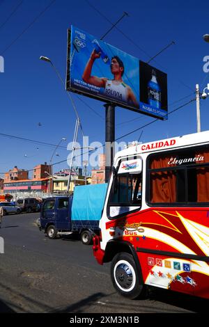 El alto, BOLIVIA; 25 luglio 2024: Un cartellone che mostra l'atleta boliviano Héctor Garibay Flores che beve Powerade a la Ceja, El alto. Garibay è un corridore di lunga distanza, soprattutto la maratona; ha concluso 36° nella maratona ai Campionati mondiali di atletica leggera del 2022. Nel febbraio 2023 corse 2:07:44 alla Maratona di Siviglia, stabilendo un nuovo record boliviano. Quel tempo lo qualificò per partecipare alla maratona ai Giochi olimpici estivi di Parigi del 2024 per la Bolivia, attualmente è l'atleta boliviano di più alto profilo. Foto Stock