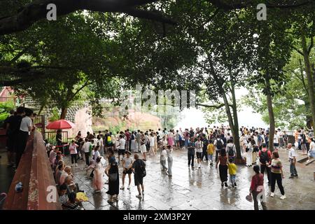 Leshan, Cina. 25 luglio 2024. I turisti visiteranno il luogo panoramico del Buddha gigante di Leshan, in Cina, il 25 luglio 2024. (Foto di Costfoto/NurPhoto) credito: NurPhoto SRL/Alamy Live News Foto Stock