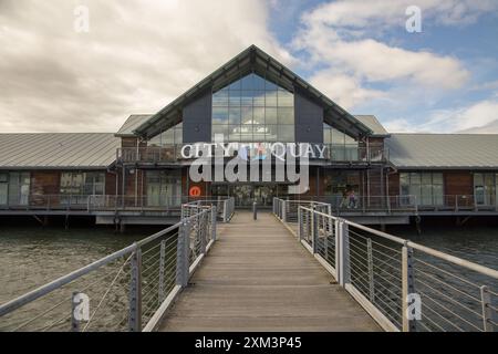 Ingresso al City Quay, un complesso che comprende negozi, alloggi e strutture per il tempo libero a nord del molo di Dundee, Scozia, Regno Unito Foto Stock