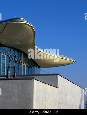 Dettaglio della facciata dell'ultimo piano con tetto sospeso. Stiftung Froehlich - Collezione Froehlich, Leinfelden-Echterdingen, Germania. Architetto: Gabriele Gloeck Foto Stock