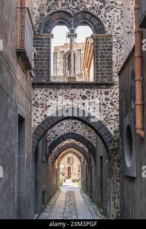 La 16c via degli archi a Randazzo, Sicilia, Italia, un bell'esempio di architettura aragonese Foto Stock