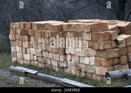 Un'immagine di un grande mattone impilato in una pila. Foto Stock