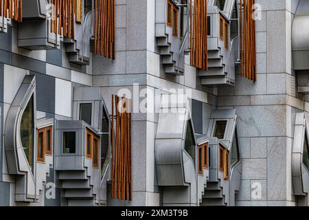 Parte moderna dell'esterno dell'edificio del Parlamento scozzese, Holyrood, Edimburgo, Scozia, Regno Unito Foto Stock