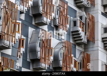 Parte moderna dell'esterno dell'edificio del Parlamento scozzese, Holyrood, Edimburgo, Scozia, Regno Unito Foto Stock