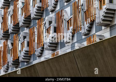 Parte moderna dell'esterno dell'edificio del Parlamento scozzese, Holyrood, Edimburgo, Scozia, Regno Unito Foto Stock