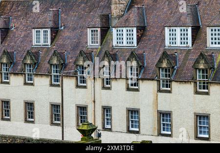 Vecchie finestre nella sistemazione per veterani di Whitefoord House, Edimburgo, Scozia, Regno Unito Foto Stock