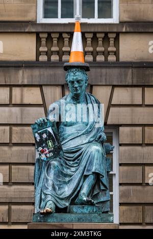 Statua in bronzo di Adam Smith con cono stradale sulla testa, Royal Mile, Edimburgo, Scozia, Regno Unito Foto Stock