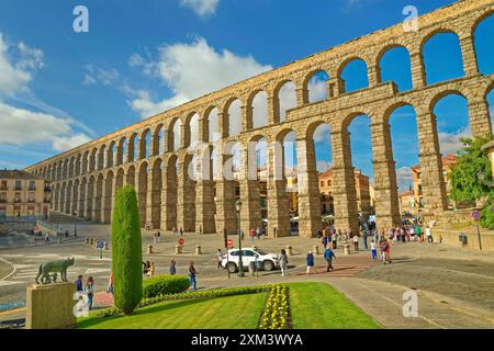 Alcuni dei 167 archi dell'acquedotto romano attraversano Plaza Azoguejo a Segovia nella regione spagnola di Castiglia e León. Foto Stock