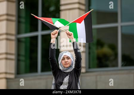 Washington DC, Stati Uniti. 19 luglio 2024. WASHINGTON, DC - 24 LUGLIO: un attivista detiene due bandiere palestinesi durante una protesta pro-palestinese vicino al Campidoglio degli Stati Uniti il 24 luglio 2024 a Washington, DC. gli attivisti hanno organizzato diverse proteste in risposta alla visita del primo ministro israeliano Benjamin Netanyahu al Campidoglio degli Stati Uniti e per protestare contro la guerra Hamas-Israele. (Foto di Michael Nigro/Sipa USA) credito: SIPA USA/Alamy Live News Foto Stock