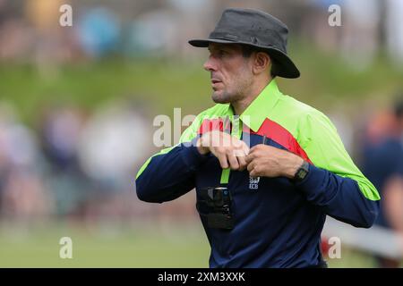 Umpire Tom Lungley durante la partita della Metro Bank One Day Cup tra il Lancashire e il Durham County Cricket Club alla Sedbergh School, Sedbergh, mercoledì 24 luglio 2024. (Foto: Mark Fletcher | mi News) crediti: MI News & Sport /Alamy Live News Foto Stock