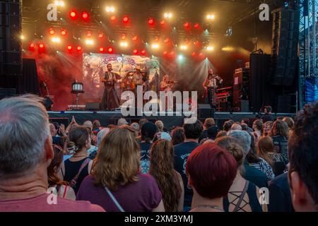 Gruppo folk metal con cornamuse prima Nocta che si esibisce durante il festival Gentse Feesten / Gand City, festeggiamenti estivi a Gand, Fiandre Orientali, Belgio Foto Stock