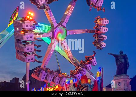 Chi è alla ricerca di divertimento all'attrazione della fiera durante il festival Gentse Feesten / Gand City, i festeggiamenti estivi a Gand, nelle Fiandre orientali, in Belgio Foto Stock