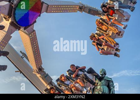 Chi è alla ricerca di divertimento all'attrazione della fiera durante il festival Gentse Feesten / Gand City, i festeggiamenti estivi a Gand, nelle Fiandre orientali, in Belgio Foto Stock