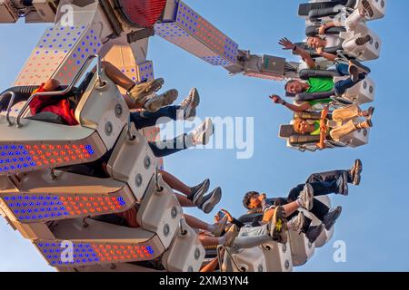 Chi è alla ricerca di divertimento all'attrazione della fiera durante il festival Gentse Feesten / Gand City, i festeggiamenti estivi a Gand, nelle Fiandre orientali, in Belgio Foto Stock