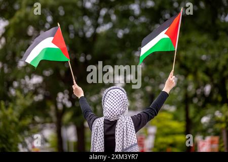 Washington DC, Stati Uniti. 19 luglio 2024. WASHINGTON, DC - 24 LUGLIO: un attivista detiene due bandiere palestinesi durante una protesta pro-palestinese vicino al Campidoglio degli Stati Uniti il 24 luglio 2024 a Washington, DC. gli attivisti hanno organizzato diverse proteste in risposta alla visita del primo ministro israeliano Benjamin Netanyahu al Campidoglio degli Stati Uniti e per protestare contro la guerra Hamas-Israele. (Foto di Michael Nigro/Sipa USA) credito: SIPA USA/Alamy Live News Foto Stock