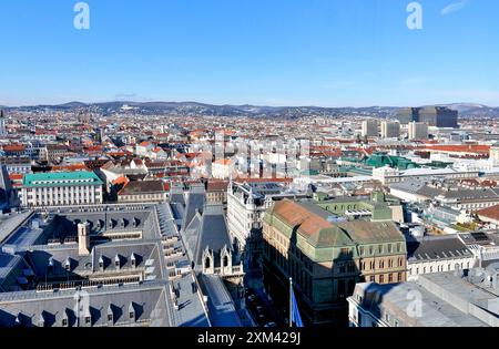 Wien von oben, Blick über das Rathaus, Wien Foto Stock