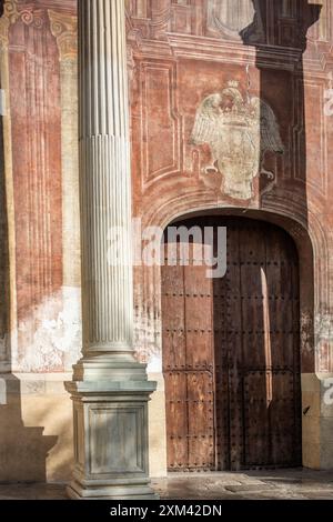 Primo piano della porta storica di Iglesia De Santo Domingo del XVI secolo a Granada, Andalusia, Spagna. Foto Stock