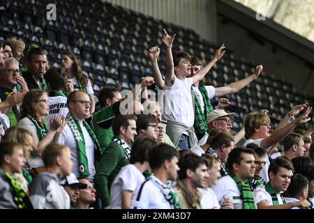 Kilmarnock, Regno Unito. 25 luglio 2024. I tifosi di Cercle sono stati fotografati in vista di una partita di calcio tra il Kilmarnock scozzese e il belga Cercle Brugge a Kilmarnock, in Scozia, giovedì 25 luglio 2024, prima tappa del secondo turno di qualificazione per la UEFA Europa League. BELGA PHOTO TOM GOYVAERTS credito: Belga News Agency/Alamy Live News Foto Stock