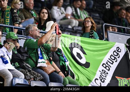 Kilmarnock, Regno Unito. 25 luglio 2024. I tifosi di Cercle sono stati fotografati in vista di una partita di calcio tra il Kilmarnock scozzese e il belga Cercle Brugge a Kilmarnock, in Scozia, giovedì 25 luglio 2024, prima tappa del secondo turno di qualificazione per la UEFA Europa League. BELGA PHOTO TOM GOYVAERTS credito: Belga News Agency/Alamy Live News Foto Stock