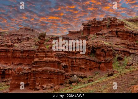 Camini delle fate rosse a forma di formazioni che hanno milioni di anni, Erzurum, Terra delle fate rosse Foto Stock