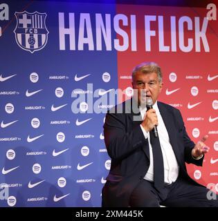 Sabadell, Barcellona, Spagna. 25 luglio 2024. Barcellona Spagna 25.07.2024 Joan Laporta (FC Barcelona) look firma il tuo nuovo contratto durante la presentazione del nuovo allenatore FC Barcelona allenatore Hansi Flick all'Auditori 1899 su 25. Luglio 2024 a Barcellona. (Credit Image: © Xavi Urgeles/ZUMA Press Wire) SOLO PER USO EDITORIALE! Non per USO commerciale! Foto Stock