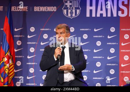 Sabadell, Barcellona, Spagna. 25 luglio 2024. Barcellona Spagna 25.07.2024 Joan Laporta (FC Barcelona) look firma il tuo nuovo contratto durante la presentazione del nuovo allenatore FC Barcelona allenatore Hansi Flick all'Auditori 1899 su 25. Luglio 2024 a Barcellona. (Credit Image: © Xavi Urgeles/ZUMA Press Wire) SOLO PER USO EDITORIALE! Non per USO commerciale! Foto Stock