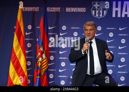 Sabadell, Barcellona, Spagna. 25 luglio 2024. Barcellona Spagna 25.07.2024 Joan Laporta (FC Barcelona) look firma il tuo nuovo contratto durante la presentazione del nuovo allenatore FC Barcelona allenatore Hansi Flick all'Auditori 1899 su 25. Luglio 2024 a Barcellona. (Credit Image: © Xavi Urgeles/ZUMA Press Wire) SOLO PER USO EDITORIALE! Non per USO commerciale! Foto Stock