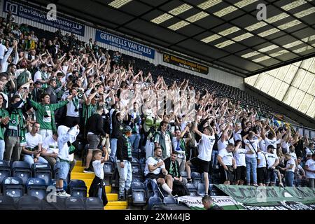 Kilmarnock, Regno Unito. 25 luglio 2024. I tifosi di Cercle sono stati fotografati in vista di una partita di calcio tra il Kilmarnock scozzese e il belga Cercle Brugge a Kilmarnock, in Scozia, giovedì 25 luglio 2024, prima tappa del secondo turno di qualificazione per la UEFA Europa League. BELGA PHOTO TOM GOYVAERTS credito: Belga News Agency/Alamy Live News Foto Stock