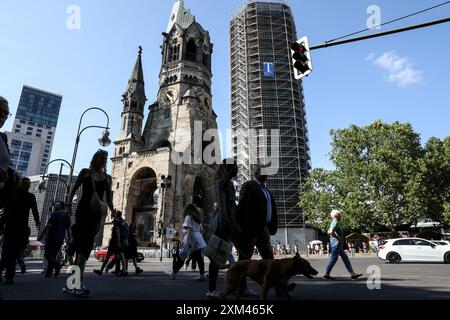 25 luglio 2024, Berlino, Germania: Mentre la Germania affronta le sfide economiche in corso il 25 luglio 2024, le attività quotidiane dei consumatori nelle vivaci strade di Berlino evidenziano la resilienza e la routine dei suoi cittadini in mezzo a preoccupazioni finanziarie più ampie. Su Kurfuerstendamm e Tauentzienstrasse, alcune delle vie dello shopping più famose della città, la gente continua a passeggiare e fare shopping, offrendo un'istantanea della vita quotidiana contro l'incertezza economica. Oggi, le scene di Kurfuerstendamm mostravano gli acquirenti che trasportavano borse da vari negozi, tra cui un ragazzo che entra in un H&M, persone che sfoggiano sneakers al Foto Stock