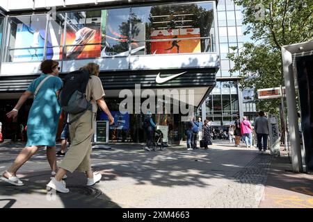 25 luglio 2024, Berlino, Germania: Mentre la Germania affronta le sfide economiche in corso il 25 luglio 2024, le attività quotidiane dei consumatori nelle vivaci strade di Berlino evidenziano la resilienza e la routine dei suoi cittadini in mezzo a preoccupazioni finanziarie più ampie. Su Kurfuerstendamm e Tauentzienstrasse, alcune delle vie dello shopping più famose della città, la gente continua a passeggiare e fare shopping, offrendo un'istantanea della vita quotidiana contro l'incertezza economica. Oggi, le scene di Kurfuerstendamm mostravano gli acquirenti che trasportavano borse da vari negozi, tra cui un ragazzo che entra in un H&M, persone che sfoggiano sneakers al Foto Stock