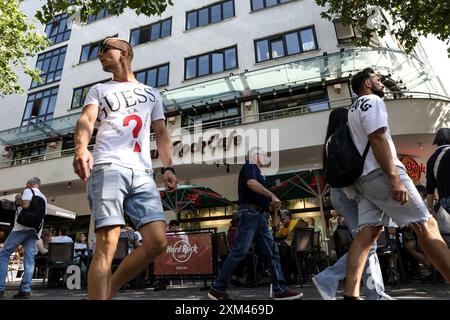 Mentre la Germania affronta le sfide economiche in corso il 25 luglio 2024, le attività quotidiane dei consumatori nelle vivaci strade di Berlino evidenziano la resilienza e la routine dei suoi cittadini in mezzo a preoccupazioni finanziarie più ampie. Su Kurfuerstendamm e Tauentzienstrasse, alcune delle vie dello shopping più famose della città, la gente continua a passeggiare e fare shopping, offrendo un'istantanea della vita quotidiana contro l'incertezza economica. Oggi, le scene di Kurfuerstendamm mostravano gli acquirenti che trasportavano borse da vari negozi, tra cui un ragazzo che entra in H&M, persone che sfogliano le sneakers nel Nike Store e clienti che si divertono Foto Stock