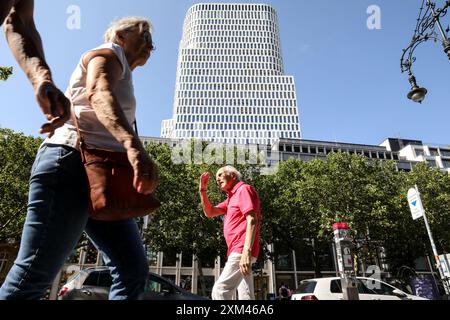 Mentre la Germania affronta le sfide economiche in corso il 25 luglio 2024, le attività quotidiane dei consumatori nelle vivaci strade di Berlino evidenziano la resilienza e la routine dei suoi cittadini in mezzo a preoccupazioni finanziarie più ampie. Su Kurfuerstendamm e Tauentzienstrasse, alcune delle vie dello shopping più famose della città, la gente continua a passeggiare e fare shopping, offrendo un'istantanea della vita quotidiana contro l'incertezza economica. Oggi, le scene di Kurfuerstendamm mostravano gli acquirenti che trasportavano borse da vari negozi, tra cui un ragazzo che entra in H&M, persone che sfogliano le sneakers nel Nike Store e clienti che si divertono Foto Stock