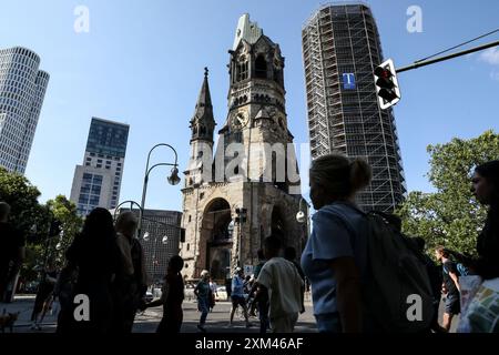 25 luglio 2024, Berlino, Germania: Mentre la Germania affronta le sfide economiche in corso il 25 luglio 2024, le attività quotidiane dei consumatori nelle vivaci strade di Berlino evidenziano la resilienza e la routine dei suoi cittadini in mezzo a preoccupazioni finanziarie più ampie. Su Kurfuerstendamm e Tauentzienstrasse, alcune delle vie dello shopping più famose della città, la gente continua a passeggiare e fare shopping, offrendo un'istantanea della vita quotidiana contro l'incertezza economica. Oggi, le scene di Kurfuerstendamm mostravano gli acquirenti che trasportavano borse da vari negozi, tra cui un ragazzo che entra in un H&M, persone che sfoggiano sneakers al Foto Stock