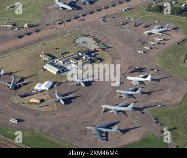 Vista aerea degli aerei nella mostra statica all'annuale Royal International Air Tattoo 2024 presso la RAF Fairford in Inghilterra. Foto Stock