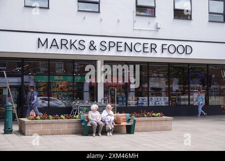 New Milton, Inghilterra, 5 giugno 2024 - ingresso al Marks & Spencer Food Store con logo. Negozio di alimentari di qualità nel Regno Unito Foto Stock